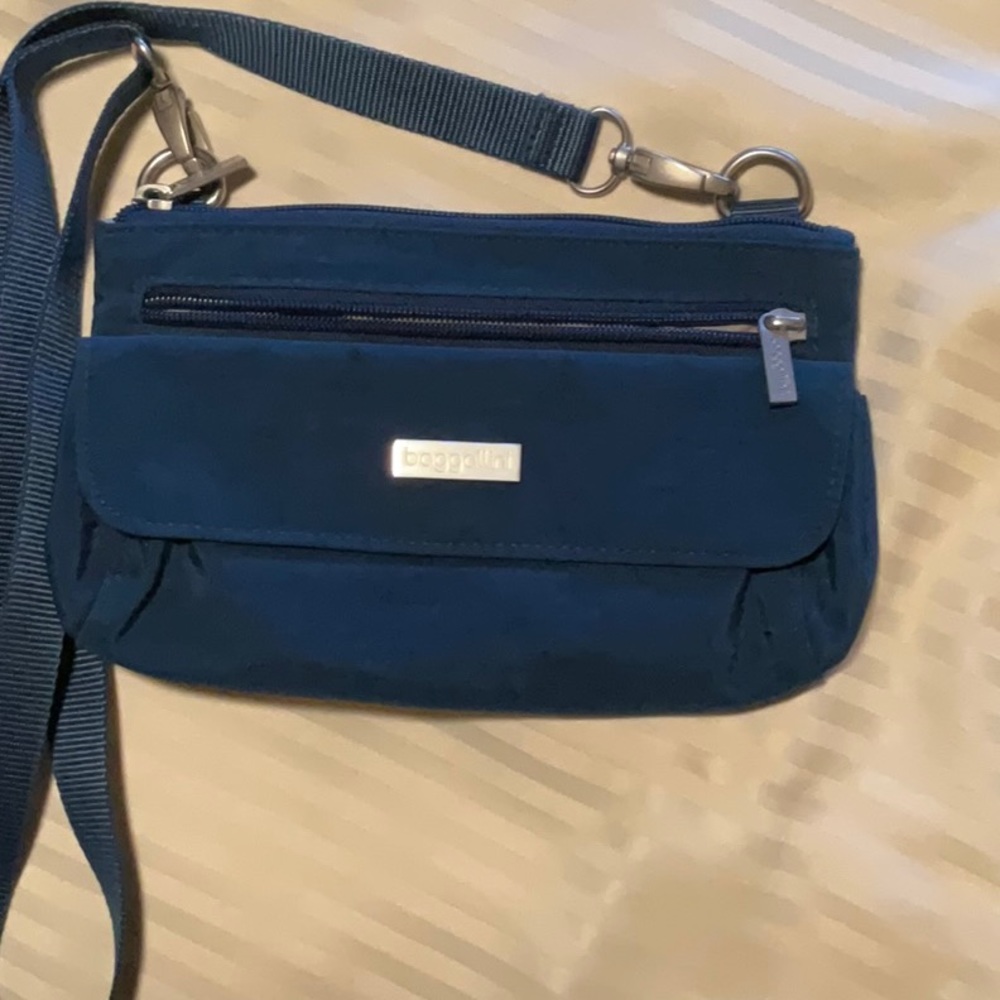 BAGGALLINI SMALL CROSSBODY OR OR WRISTLET.   COLOR TEAL